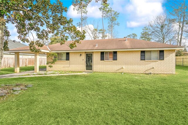 view of front of property with a front yard