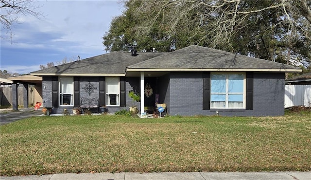 view of front of property featuring a carport and a front yard