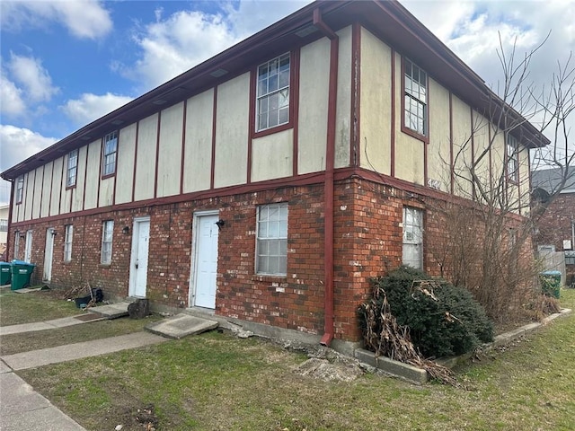 view of front of property with a front lawn