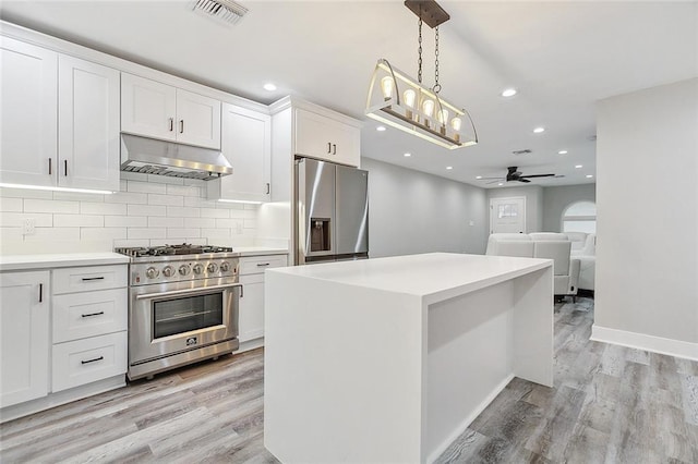 kitchen with visible vents, stainless steel appliances, under cabinet range hood, tasteful backsplash, and light wood-type flooring