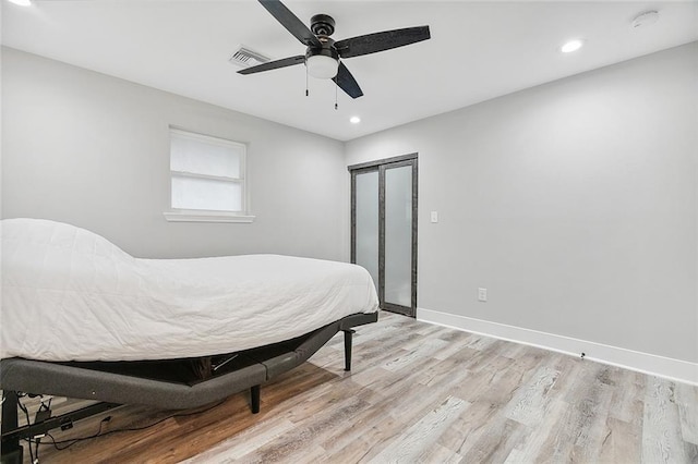 bedroom featuring visible vents, light wood-style flooring, recessed lighting, baseboards, and ceiling fan