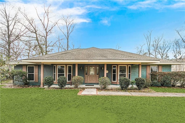 view of front facade featuring a front yard and covered porch