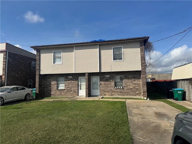 view of front of property featuring a front yard