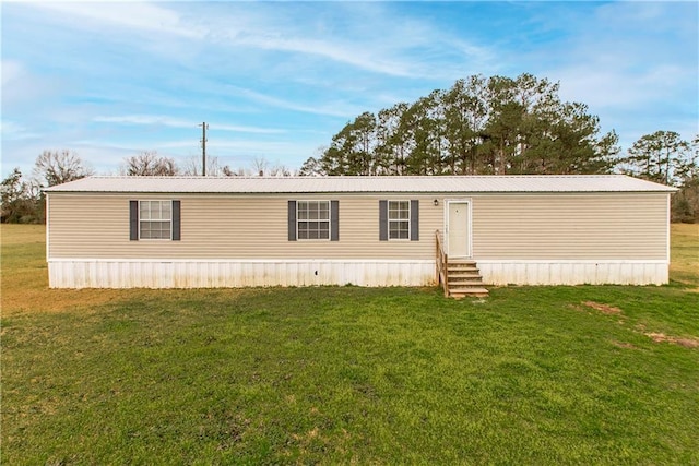 manufactured / mobile home featuring a front lawn