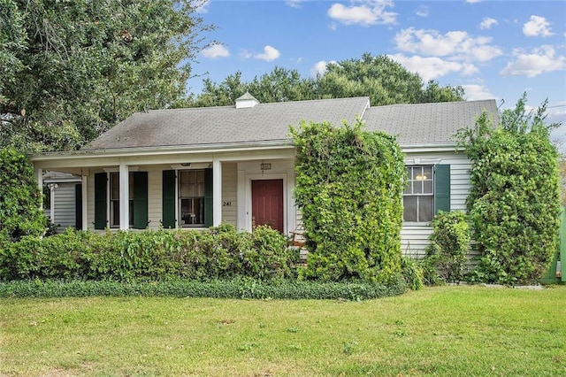 view of front of property featuring a front lawn