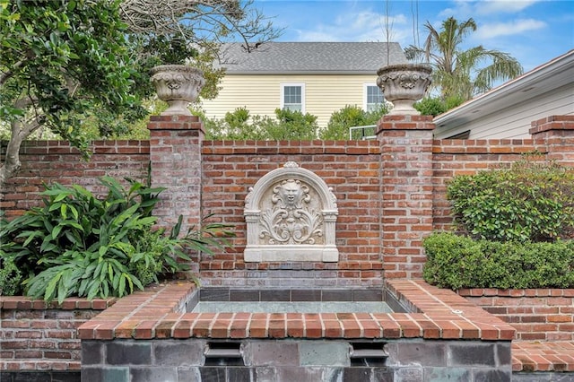 2809 Prytania St, New Orleans, LA 70115 - gate featuring a sink