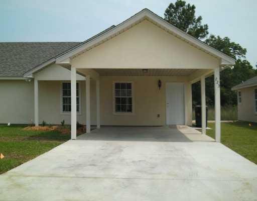 view of front of home featuring a carport and a front lawn