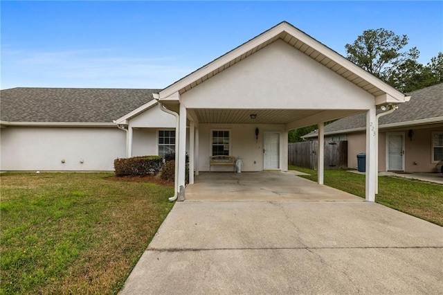 view of front of house featuring a front lawn and a carport