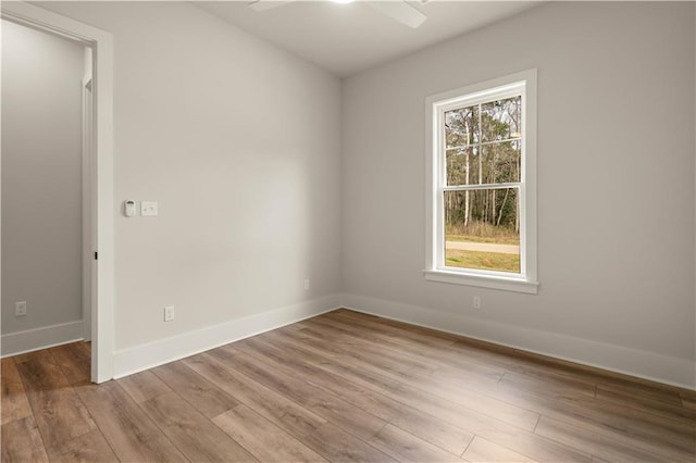 unfurnished room featuring light wood-style floors, ceiling fan, and baseboards