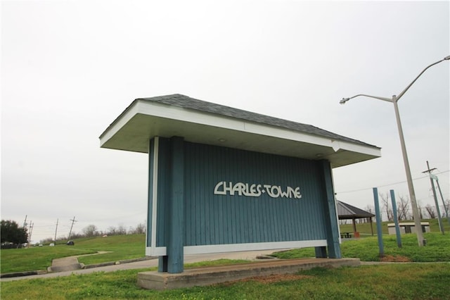 community sign featuring a yard