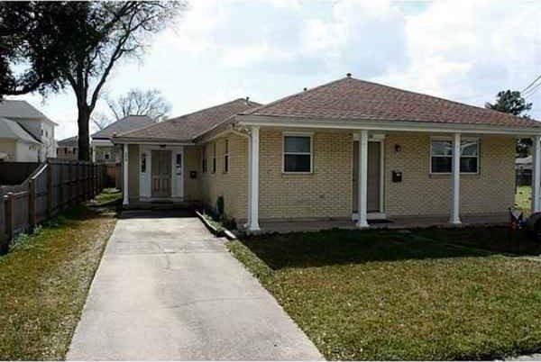 bungalow-style home featuring a front lawn