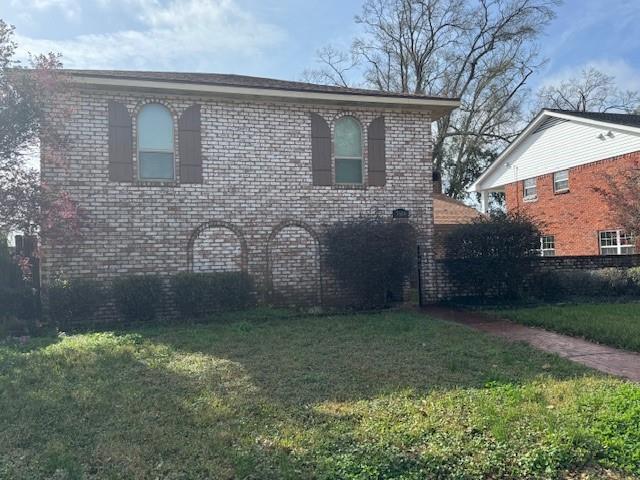 view of front of house featuring a front lawn