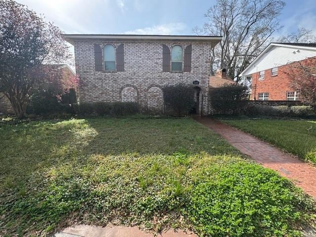 view of front of property featuring a front yard