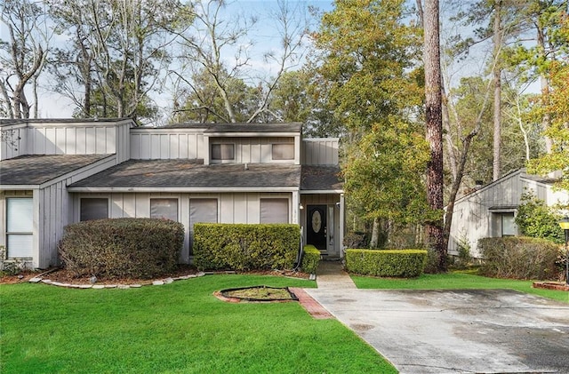 view of front of home with a front yard