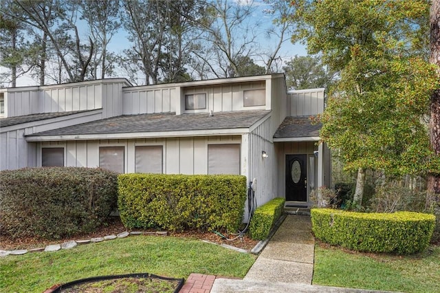 view of front of property featuring a front lawn