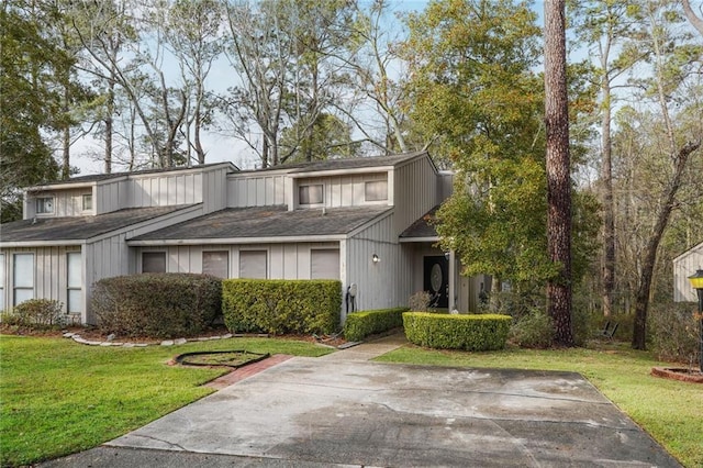 view of front of home featuring a front lawn