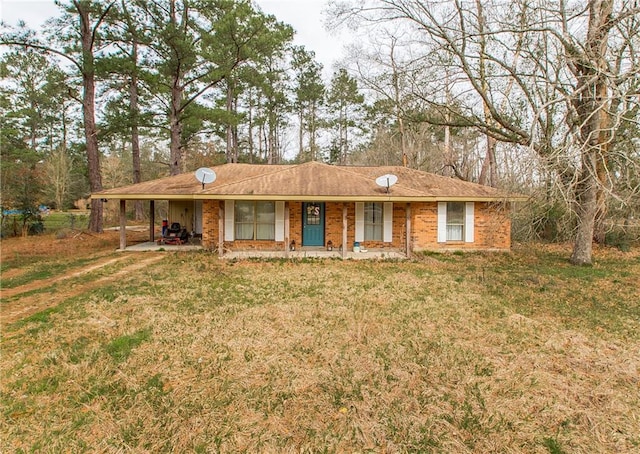 ranch-style home featuring a front yard