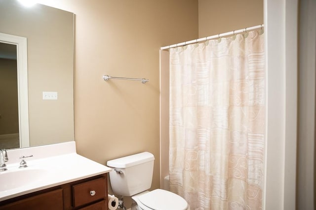 full bath with vanity, a shower with shower curtain, and toilet