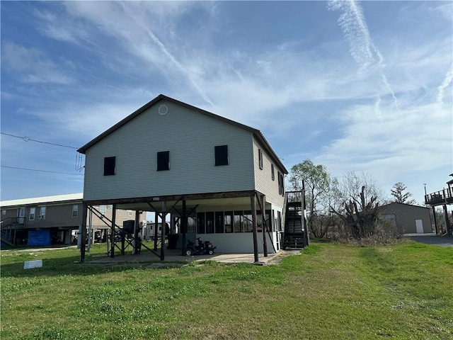 back of house featuring a lawn