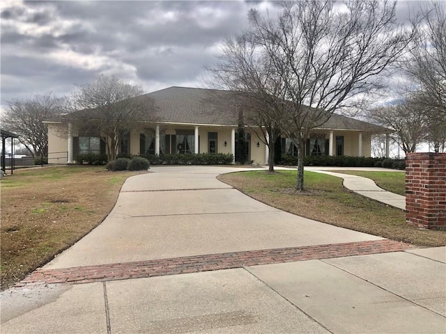 ranch-style house featuring a front lawn