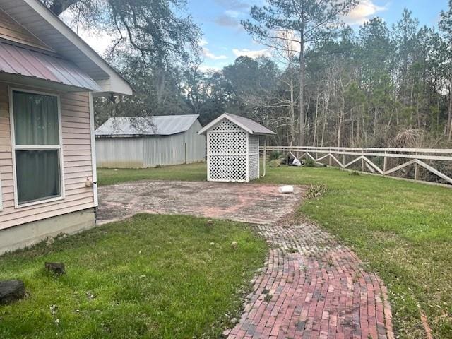 view of yard featuring a storage unit