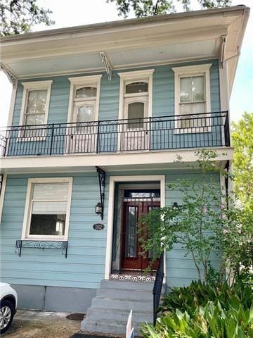 view of front facade featuring a balcony