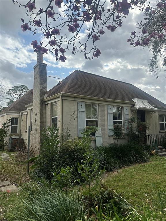 view of front of house with a front yard