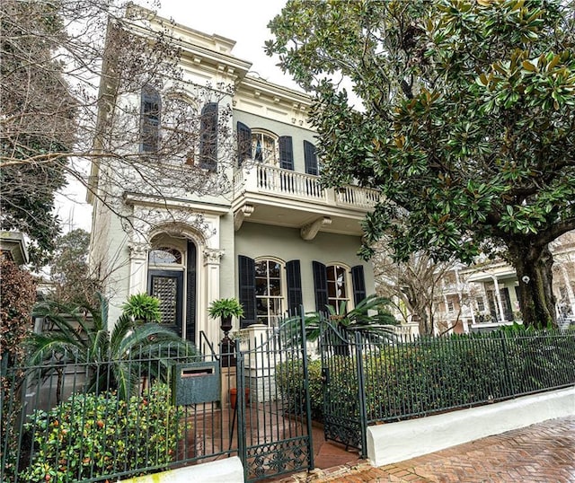 italianate home featuring a balcony