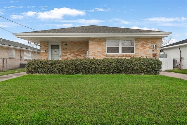 view of front of property featuring a front yard