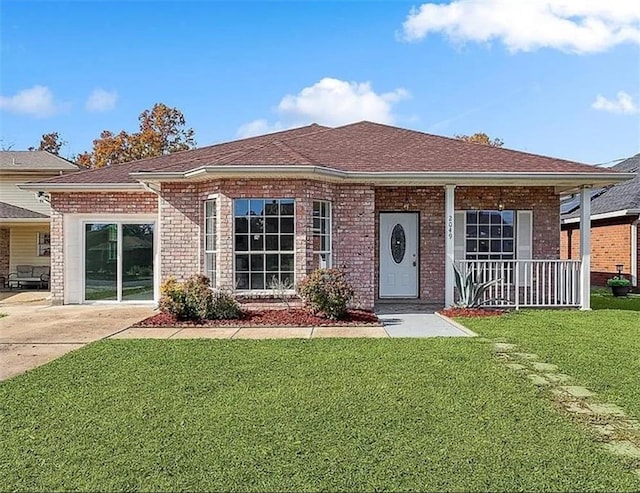 view of front of house featuring a porch and a front lawn