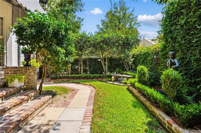 view of property's community featuring a lawn