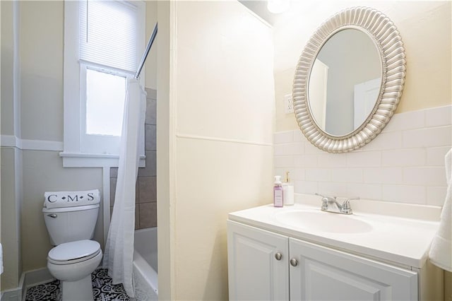 full bathroom featuring toilet, shower / bath combo with shower curtain, and vanity