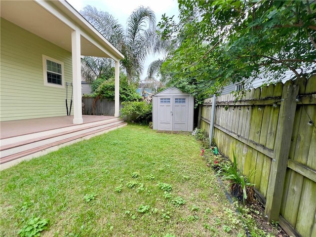 view of yard with a storage shed