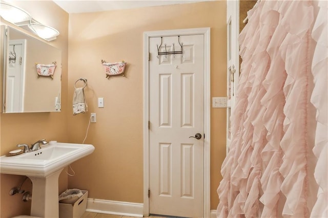 bathroom featuring sink and a shower with curtain