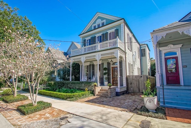 view of front of property featuring a balcony