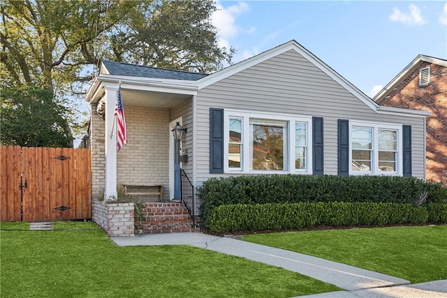 view of front of property featuring a front lawn