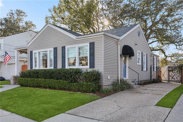 view of front of home with a front lawn