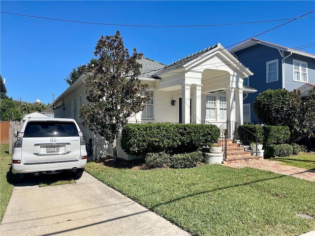 view of front of house with a front lawn