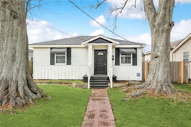 view of front of house featuring a front lawn