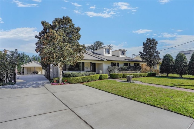 view of front of property featuring a front lawn