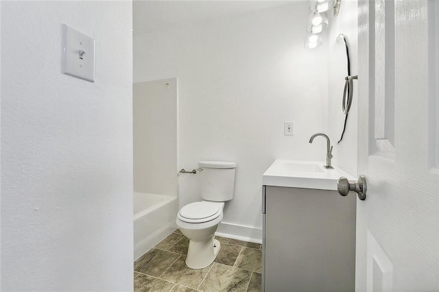 bathroom with toilet, a bathing tub, baseboards, and vanity