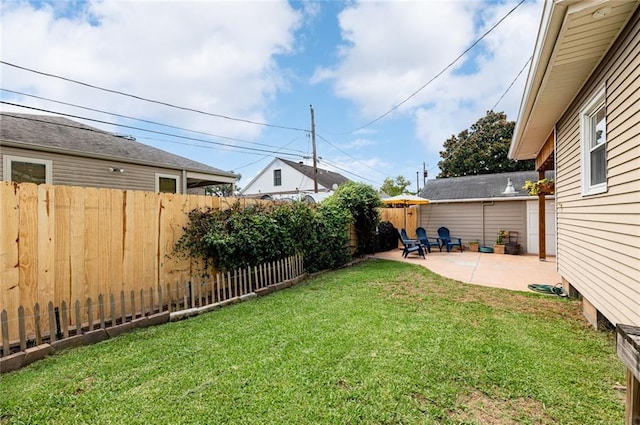 view of yard featuring a patio area