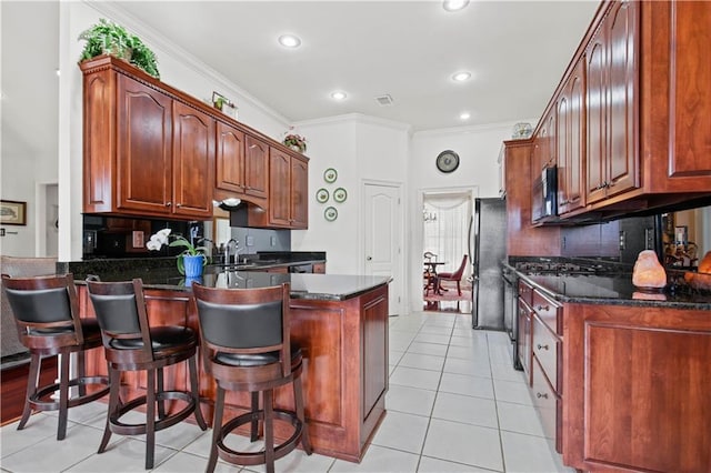 kitchen with kitchen peninsula, crown molding, and a breakfast bar