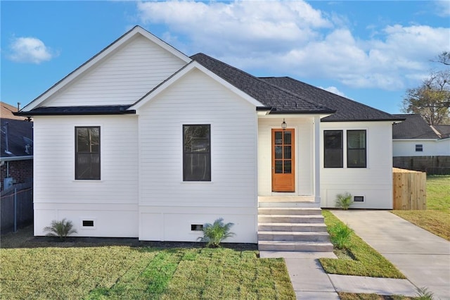 view of front facade with a front lawn