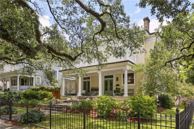 view of front facade featuring a front yard and a porch