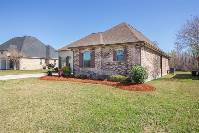 view of front of home featuring a front yard