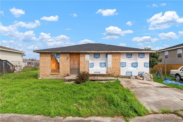 view of front of house featuring a front lawn