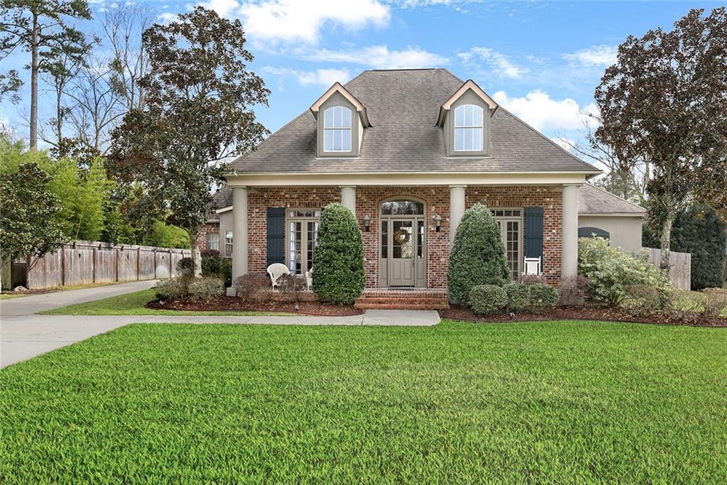 view of front of property featuring a front lawn