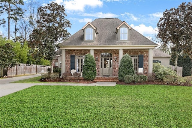 view of front of property featuring a front lawn