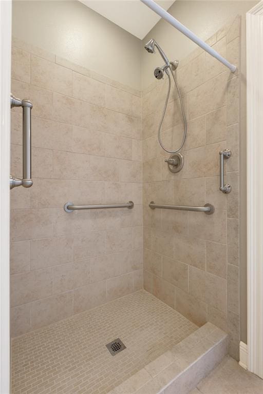 bathroom featuring tiled shower